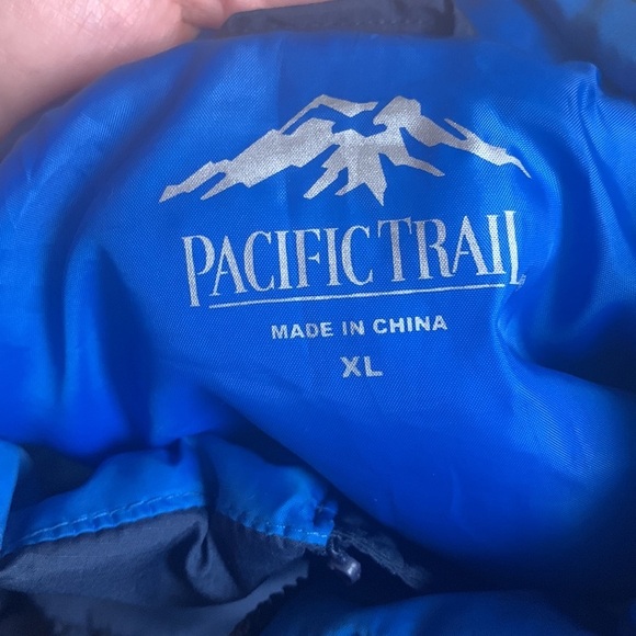 Men’s Pacific Trail Vest - Picture 3 of 5